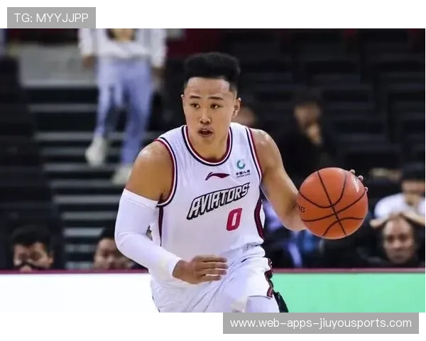 CBA球员用拼搏赢得掌声，cba篮球运动员